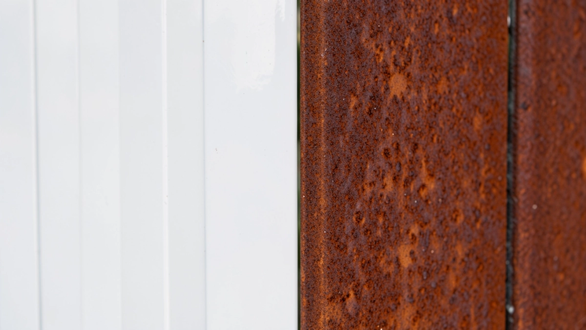 biała farba do metalu