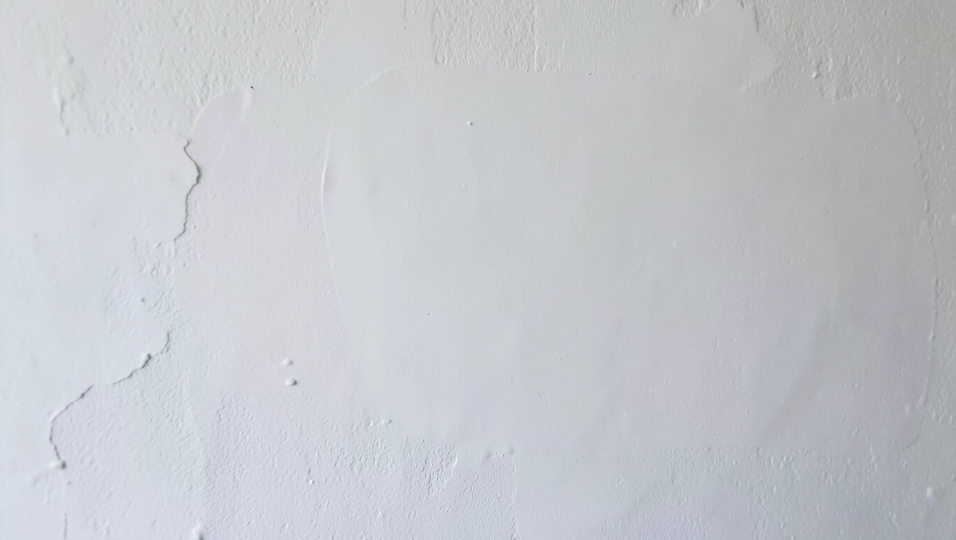 Grunt po wypełnieniu ubytków przed gładzią