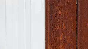 biała farba do metalu