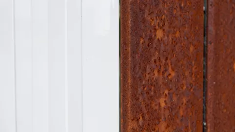 biała farba do metalu