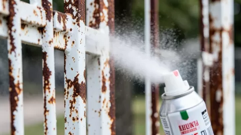 biała farba do metalu w sprayu