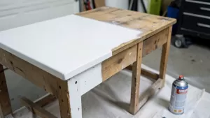 biała farba w sprayu do mebli