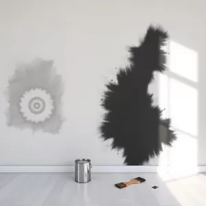 Czy ciemniejszy kolor farby pokryje plamy na ścianie