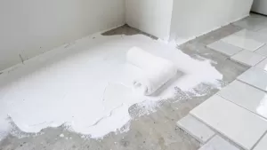 czy gruntować pod płytki