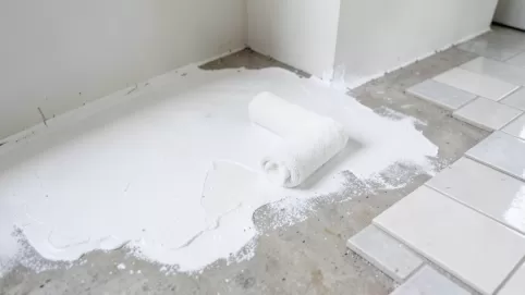 czy gruntować pod płytki