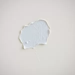 Czy pomalowaną ścianę trzeba gruntować przed malowaniem