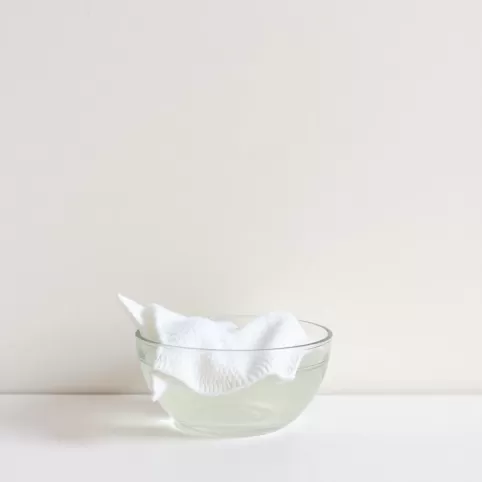 Czym odtłuścić ścianę przed klejeniem