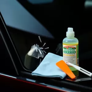 Czym usunąć klej do szyb samochodowych