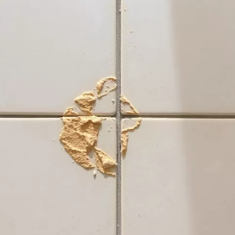 Czym usunąć klej z płytek