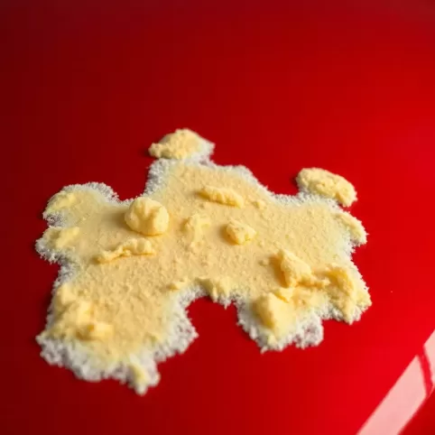 Czym usunąć piankę montażową z lakieru samochodowego