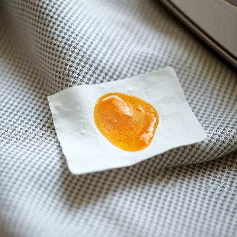 Czym usunąć wosk z ubrania