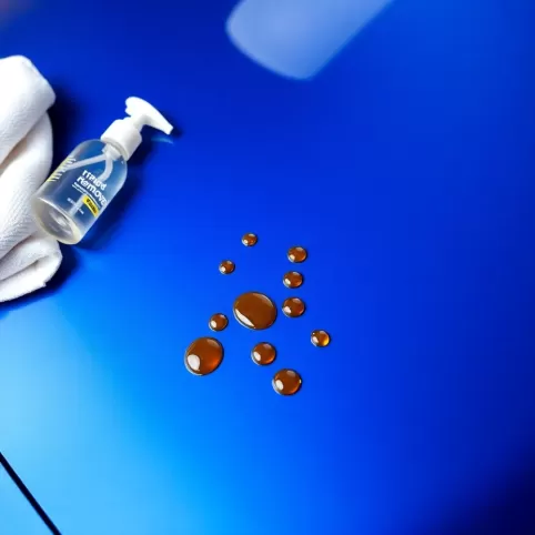 Czym usunąć żywicę z samochodu