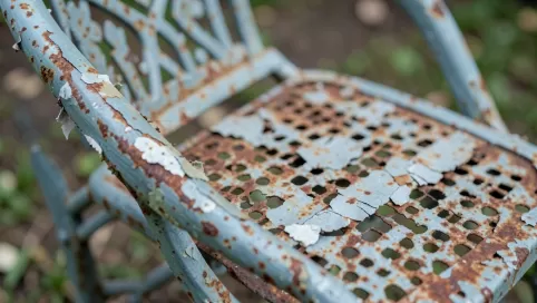 czym zmyc farbe z metalu