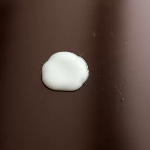 Czym zmyć klej z mebli lakierowanych