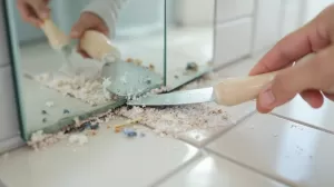 demontaż lustra klejonego