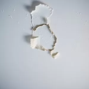 Dlaczego odchodzi farba z sufitu