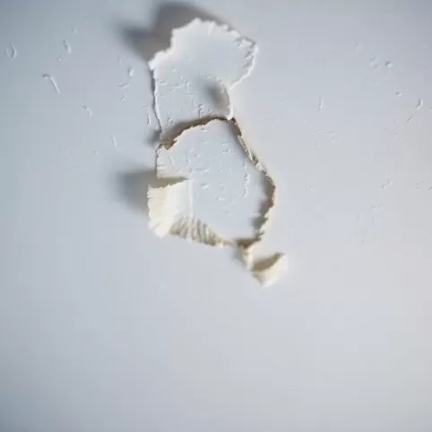 Dlaczego odchodzi farba z sufitu