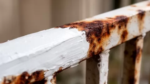 farba biała do metalu