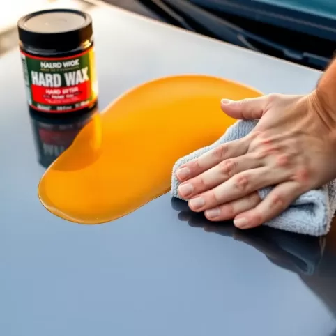 Jak nakładać twardy wosk na samochód