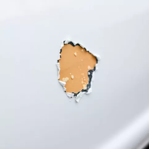 Jak naprawić łuszczący się lakier na samochodzie