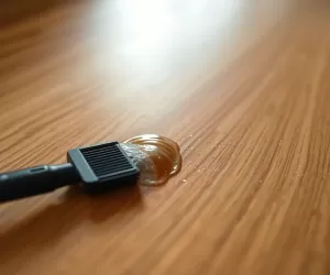 Jak usunąć klej kropelka z paneli