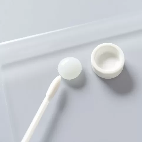 Jak usunąć klej kropelka z plastiku