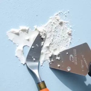 Jak usunąć klej montażowy ze ściany