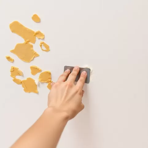 Jak usunąć klej po kasetonach