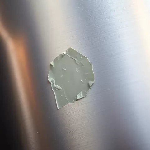Jak usunąć klej po naklejce z metalu