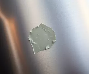 Jak usunąć klej po naklejce z metalu