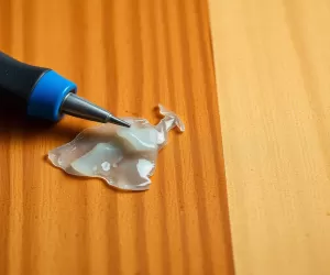 Jak usunąć klej z drewna