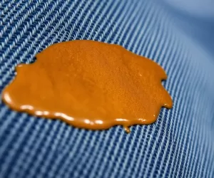 Jak usunąć klej z jeansów