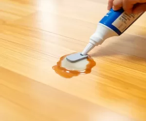 Jak usunąć klej z podłogi drewnianej