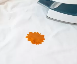Jak usunąć klej z ubrania żelazkiem
