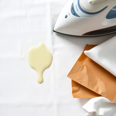 Jak usunąć plamę z wosku ze świecy