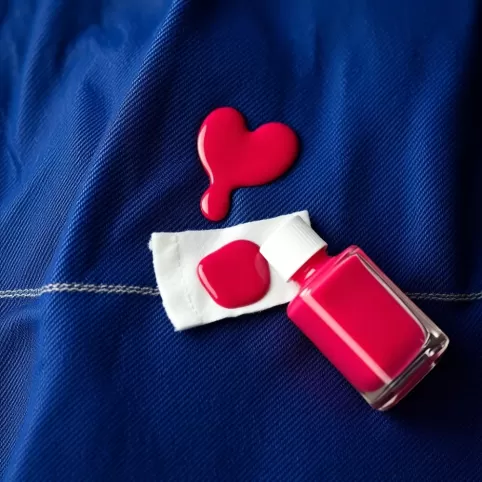 Jak usunąć plamy z lakieru do paznokci