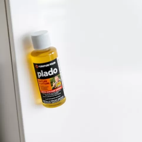 Jak usunąć rysy z mebli lakierowanych na wysoki połysk