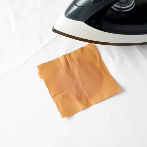 Jak usunąć tłuste plamy z wosku na obrusie