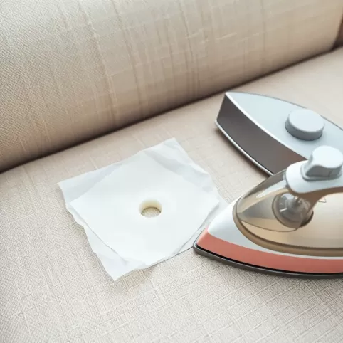 Jak usunąć wosk z kanapy