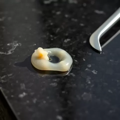 Jak usunąć wosk z pomnika z granitu