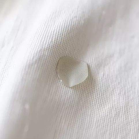 Jak usunąć zaschnięty klej z ubrania