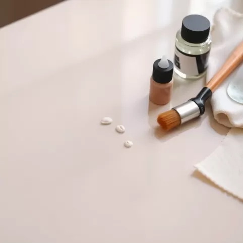 Jak zamaskować odpryski na meblach lakierowanych