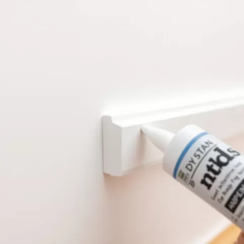 Jak zamontować listwy przypodłogowe MDF na klej