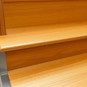 Lakier bezbarwny do schodów drewnianych