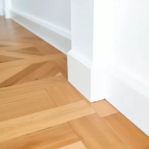 Listwa przypodłogowa klejona