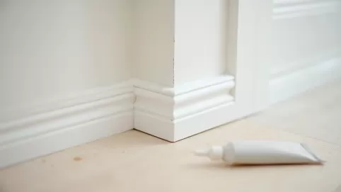 montaż listew mdf na klej