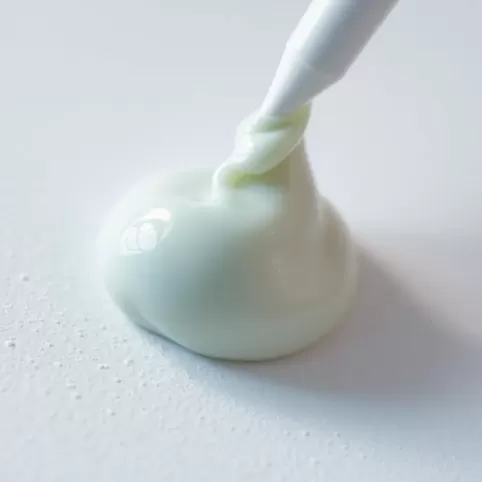 Na jaki klej przyklejać płyty gipsowe