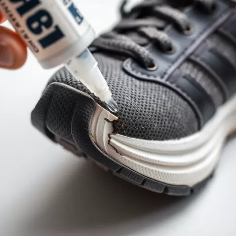 Najlepszy klej do butów sportowych
