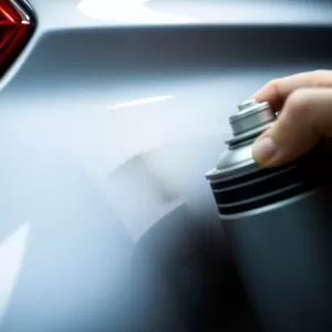 Naprawa lakieru samochodowego w sprayu