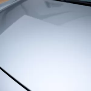 Odpryski lakieru bezbarwnego na masce